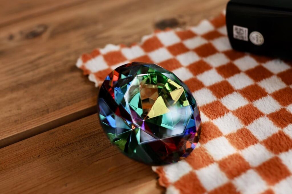 ett ädelsten på trägolv